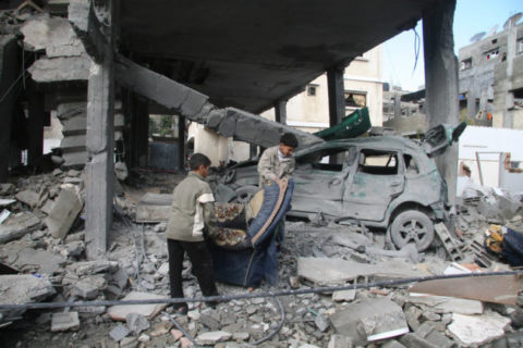 Des Palestiniens examinent les dégâts infligés à une maison détruite par des missiles israéliens lancés contre le camp de réfugiés de Jabaliya, dans le nord de la bande de Gaza, le 1er janvier 2009. (APAIMAGES PHOTO / Ashraf Amra)