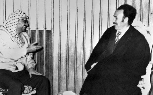 Le président algérien, Houari Boumédiène, et le président de l’Organisation de libération de la Palestine, Yasser Arafat, le 18 novembre 1974 (AFP)