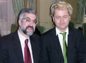 Pipes en compagnie d'un collègue fasciste islamophobe, Geert Wilders. (Photo : Tikun Olam)