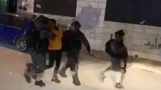 Cette semaine, la police en train d'arrêter un jeune à al-'Esawiyah. (Source : document vidéo d'un résident du quartier)