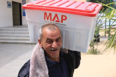Gaza : un homme transporte le matériel de MAP - donnez une réponse favorable à leur appel