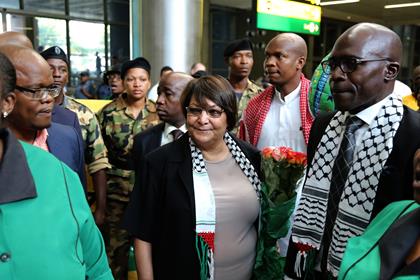 Leila Khaled, accueilli à l'aéroport, pour sa tournée en Afrique du Sud
