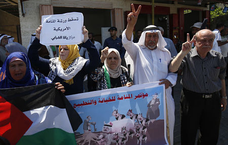 Des Palestiniens de Gaza protestent contre la conférence organisée à Manama (Bahrein) l’année dernière pour faire avancer le plan de paix de l'administration Trump qualifié de "trahison et normalisation", deux termes qui sont souvent synonymes pour les Palestiniens. (Ibrahim al-Khatib-UPI)
