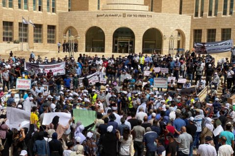 Des citoyens palestiniens d'Israël manifestent dans la ville de Beersheba, le 22 juin 2020. (Photo : Yousef Jabareen)
