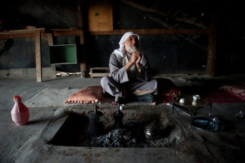 29 décembre 2010. Ibrahim Abu Afash, du village bédouin non reconnu de Wadi al-Na’am, dans le Néguev, à proximité d’une centrale électrique de l’Israel Electric Corporation et du dangereux site de traitement de déchets de Ramat Hovav. (Photo : Jorge Novominsky/Flash90)