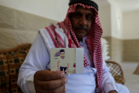 Abed Rabbo al-Nabahin montre une photographie de son fils, en prison en Israël. (Photo : Mohammed Al-Hajjar The Electronic Intifada)