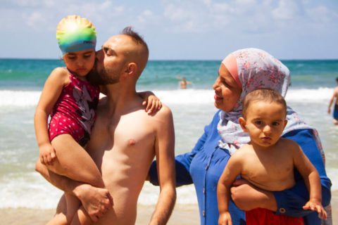 Une famille palestinienne de Cisjordanie en visite à la mer à Jaffa, 8 août 2020. (Photo : Dareen Tatour)