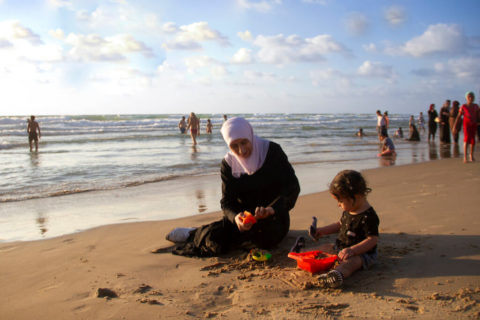 Profiter de la plage à Jaffa, 8 août 2020. (Photo : Dareen Tatour)
