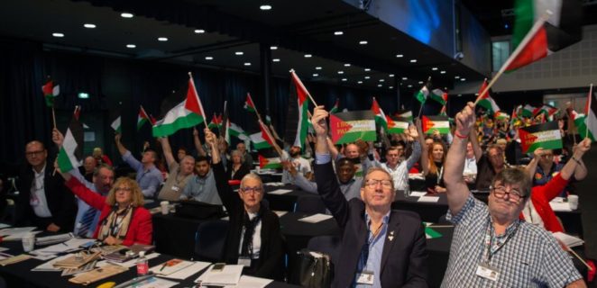 Des délégués au Congrès du TUC de 2018 témoignent leur soutien à une motion condamnant l'adoption par Israël de la loi sur l'État-nation