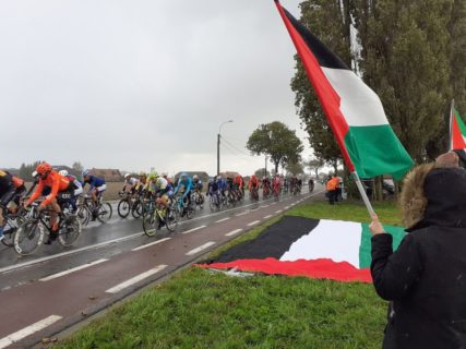 A Ypres, lors de la classique cycliste Gand-Wevelgem, qui se déroulait le dimanche 11 octobre 2020. Photo : Plate-forme Charleroi-Palestine.