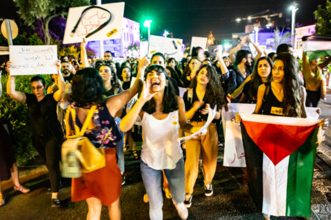 Des Palestiniennes défilent à Haïfa pour exiger que soit mis un terme à la violence domestique et aux homicides commis sur les femmes. (Photo : Mati Milstein)