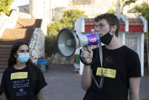 Juin 2020. Les objecteurs de conscience Shahar Peretz (à gauche) et Daniel Peldi lors d'une manifestation contre l'annexion dans la ville de Rosh Ha'ayin. (Photo : Oren Ziv) 