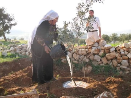 Fatima et Hafez Huraini sur leurs terres dans le village d’At-Tuwani en Cisjordanie. Crédit: Sami Huraini