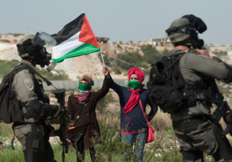 La seule chose concrète qui continue à se dresser face aux vols de terres par les colons juifs, c’est la résistance du peuple palestinien même. Photo : Manifestation à Bil'in, Activestills