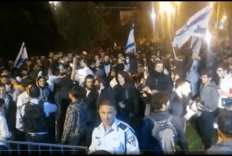 Des colons juifs extrémistes en route vers la porte de Damas à Jérusalem-Est. (Photo : Capture vidéo)