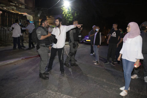 4 mai 2021. Muna El-Kurd (à droite) observe un colon israélien qui parle à un policier au cours d’une veille contre l’expulsion imminente de plusieurs familles palestiniennes du quartier de Sheikh Jarrah, à Jérusalem-Est. (Photo : Oren Ziv)