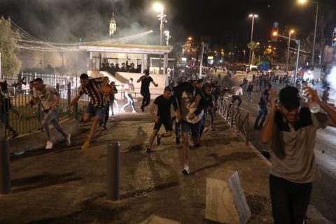 Jérusalem, 8 mai 2021. Des manifestants palestiniens s’enfuient après que les forces sécuritaires israéliennes ont lancé des gaz lacrymogènes à l’extérieur de la porte de Damas. (Photo : Oren Ziv)   
