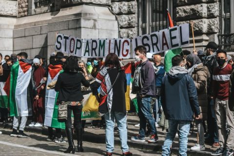 La Plate-forme Charleroi-Palestine était présent au rassemblement et avait apporté le montage de lettres "Stop arming Israël" "Arrêtez d'armer Israël" (Photo via Nabil Boukili sur FB)