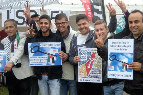 Photo Plate-forme Charleroi-Palestine, devant le stand à ManiFiesta