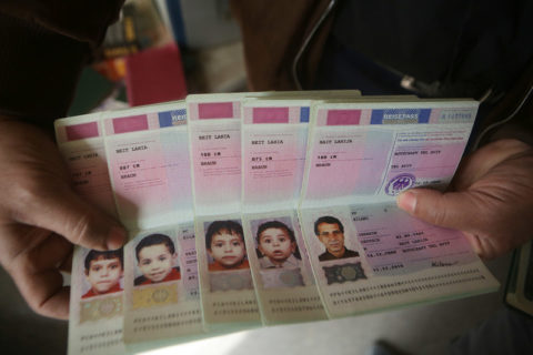 Les passeports allemands appartenant à Ibrahim Kilani et à quatre de ses cinq enfants tués en même temps que leur mère lors d’une frappe aérienne israélienne. (Photo : The Electronic Intifada)