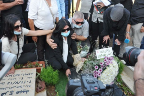Dès sa libération, Khalida Jarrar se rend sur la tombe de sa fille