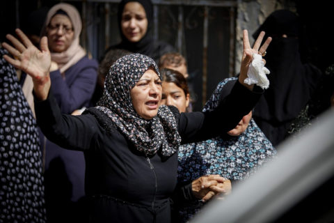 16 août 2021, Jénine, en Cisjordanie occupée. Des Palestiniens pleurent l’un des quatre jeunes hommes tués dans des confrontations avec les forces de sécurité israéliennes. (Photo : Nasser Ishtayeh / Flash90)