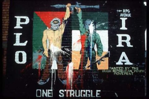 Fresque murale réunissant l’OLP et l’IRA à Belfast, en Irlande du Nord. (Photo : via Mondoweiss)
