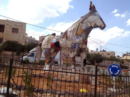 « Al Hissan » — le cheval de Jénine, par l’artiste allemand Thomas Kilpper, a été réalisé à partir de bouts de ferraille après la bataille de Jénine en 2002.
