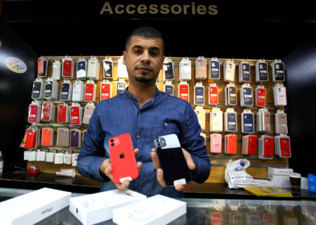 Un vendeur palestinien fait une présentation de produits Apple à Gaza, en novembre 2020. Apple intente un procès contre NSO Group, du fait que cette société israélienne se sert de logiciels espions qui ont mis en danger des téléphones mobiles dans des pays du monde entier. (Photo : Mahmoud Ajjour APA images)
