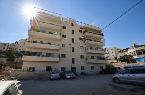 L’immeuble à appartements de cinq étages qui risque d’être démoli par les autorités israéliennes héberge 10 familles palestiniennes, comptant en tout 70 personnes. [Photo&nbsp;: Al Jazeera]