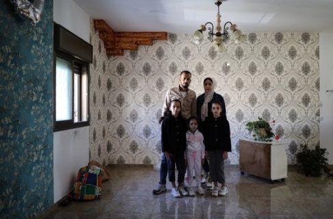 Myassar Abu Halaweh avec son mari et leurs trois filles, Mariam, 5 ans, Julia, 9 ans, de Elya, 10 ans. [Photo : Al Jazeera]