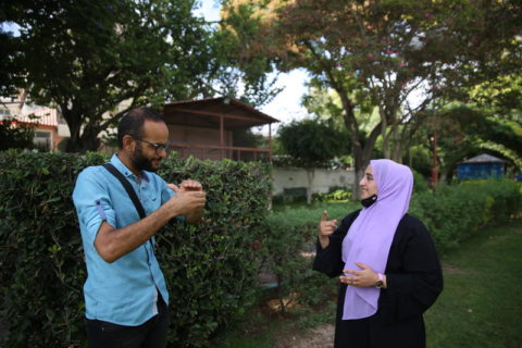 Mahmoud Abu Namous et Hiba Abu Jazar discutent de la façon dont ils ont survécu à l’attaque israélienne de mai dernier contre Gaza. (Photo : Abdel Kareem Hana)