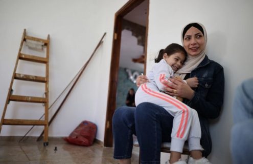 Myassar Abu Halaweh et sa fille de cinq ans, Mariam. [Photo : Al Jazeera]