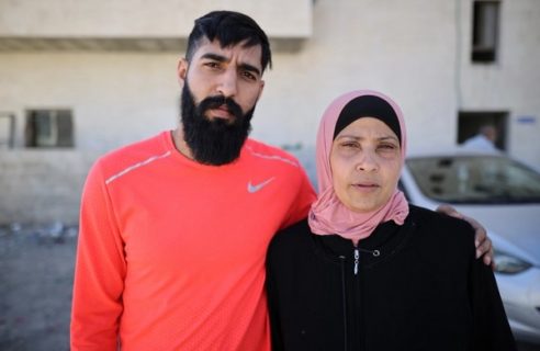 Iyad al-Ghouj, 25 ans, et sa mère Rania, 47 ans, sont au nombre des 70 Palestiniens risquant d’être expulsés du quartier d’At-Tur suite aux démolitions, à Jérusalem-Est, par les autorités d’occupation israéliennes. [Photo : Al Jazeera]   
