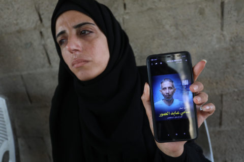 18 novembre 2021. Camp de réfugiés de Deir al-Balah, dans le centre de la bande de Gaza : la fiancée de Sami al-Amour pleure le décès de ce dernier durant sa détention en Israël. (Photo : Ashraf Amra / APA images)