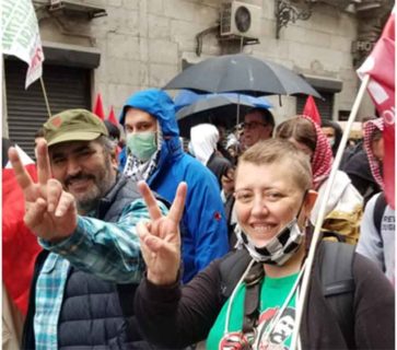 L’écrivain et activiste Khaled Barakat et Charlotte Kates, coordinatrice de Samidoun Palestinian Prisoner Solidarity Network à la marche Masar Badil pour la Palestine à Madrid, le 31 octobre 2021. (Photo : Masar Badil)