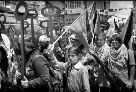 Ramallah, 15 mai 2013. Les jeunes manifestantes brandissent les clés, symboles du Droit au Retour, lors de la «Journée de la Nakba» (65e anniversaire de l’expulsion de 1948). Photographie Véronique Vercheval 