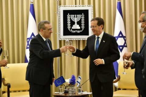 Dimiter Tzantchev, à gauche, porte un toast en compagnie du président israélien Isaac Herzog, après avoir présenté ses lettres de créance en tant que nouvel ambassadeur de l’UE à Tel-Aviv, le 6 décembre dernier. Tzantchev a déclaré qu’il veillerait « à élever nos relations vers de nouveaux sommets ». (Photo : via Facebook)