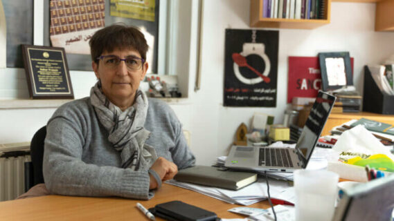  Décembre 2021. Sahar Francis, directrice d’Addameer, une organisation de défense des droits des prisonniers palestiniens, dans son bureau de Ramallah, en Cisjordanie occupée. (Photo : Yumna Patel)
