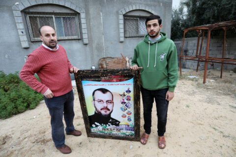 Le 7 décembre 2021, des membres de la famille Ziada se tiennent devant leur maison, après qu’une cour d’appel néerlandaise a maintenu la décision d’un tribunal inférieur de rejeter une cause civile contre deux hauts commandants israéliens à propos de leur rôle dans une frappe aérienne de 2014, laquelle avait détruit la maison de la famille Ziada au camp de réfugiés d’al-Bureij, tuant sept personnes par la même occasion. (Photo : Ashraf Amra / APA images)