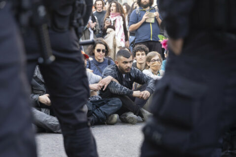 18 février 2022. La police israélienne disperse brutalement les Palestiniens et leurs sympathisants pendant les démonstrations dans le quartier de Sheikh Jarrah, à Jérusalem-Est occupée. (Photo : Oren Ziv / ActiveStills)