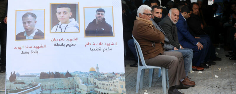 Le 15 mars 2022, à Gaza, des Palestiniens assis dans une tente de deuil en l’honneur des trois Palestiniens tués par les forces israéliennes au cours d’incidents séparés en Cisjordanie. (Photo : Ashraf Amra / APA images)