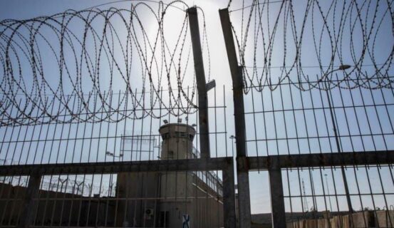 Les Palestiniens en détention administrative poursuivent le boycott des tribunaux militaires israéliens en guise de protestation contre la pratique par Israël de l’arrestation administrative sans accusation ni procès. (Photo : QNN)