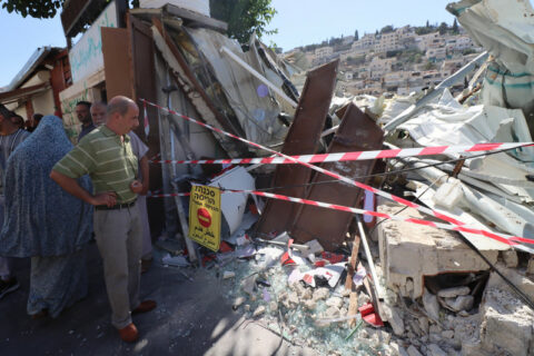 Juin 2021, Silwan, Jérusalem-Est. Des Palestiniens examinent les décombres d’un magasin détruit par les forces d’occupation israéliennes sous le prétexte qu’il avait été bâti sans permis. Des centaines de Palestiniens du quartier sont confrontés à la déportation du fait qu’Israël cherche à construire un parc archéologique juif sur le site. (Photo : ActiveStills)