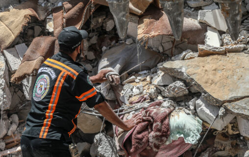 Un sauveteur palestinien pose la main sur un corps découvert dans les décombres d’un immeuble résidentiel de la rue al-Wihda, à Gaza, bombardée le 16 mai 2021. L’attaque avait tué plus de 40 personnes dans leurs logements (Photo : Mohammed Zaanoun ActiveStills)