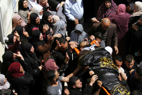 14 avril 2022. Des Palestiniens portent le corps de Shas Kamamji lors de ses funérailles à Jénine, en Cisjordanie occupée. (Photo : Ahmed Ibrahim / APA images)