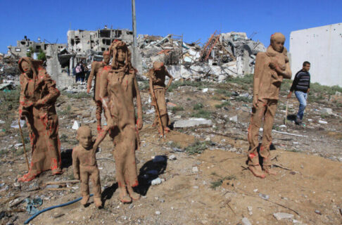 Des sculptures de l’artiste palestinien Iyad Sabbah (né en 1973), ont été disposées parmi les ruines des immeubles détruits au cours de la guerre d'agression israélienne en 2014 (50 jours), dans le quartier de Shuja’iyya, à Gaza. Les statues ont été réalisées en fibre de verre et recouvertes de terre glaise et elles représentent des Palestiniens qui ont fui leurs maisons au cours des bombardements israéliens du dernier conflit. (Photo : Mohammed Asad – octobre 2014)