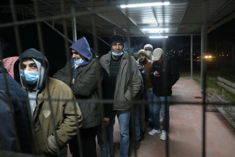 Les travailleurs de Gaza qui passent par le check-point d’Erez sont souvent interrogés par l’armée israélienne. (Photo : Ashraf Amra / APA images)