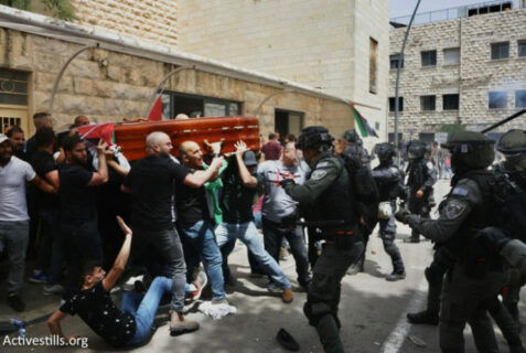 13 mai 2022 - Des milliers de Palestiniens à Jérusalem pleurent la mort de Shireen Abu Akleh, une éminente journaliste d'Al Jazeera tuée d'une balle dans la tête par les forces coloniales israéliennes le mercredi matin, alors qu'elle couvrait un raid des forces israéliennes d'occupation à Jénine. Des personnes en deuil, y compris des porteurs de cercueil, ont été attaquées par la police avec des matraques, blessant 35 personnes et faisant presque tomber son cercueil. Sa mort a été considérée comme une tragédie nationale et fait partie de la volonté israélienne de faire taire et de harceler les Palestiniens qui visent à exposer la vérité - Photo : Oren Ziv/Activestills