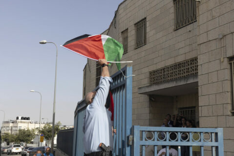 12 mai 2022. Un policier israélien enlève un drapeau palestinien lors d’un rassemblement en l’honneur de Shireen Abu Akleh à l’extérieur d’une église de Jérusalem-Est. (Photo : Oren Ziv / ActiveStills)